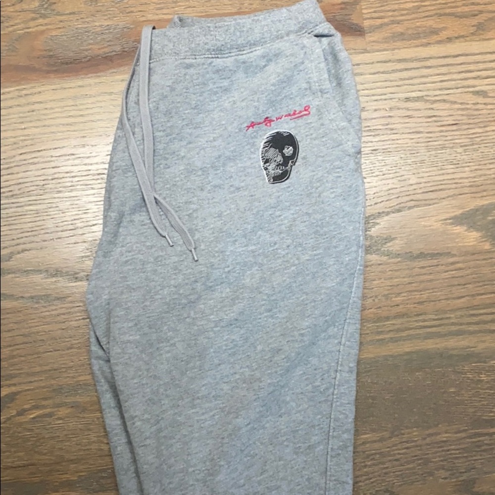 Adorable grey sweatpants with skull! 💗💗